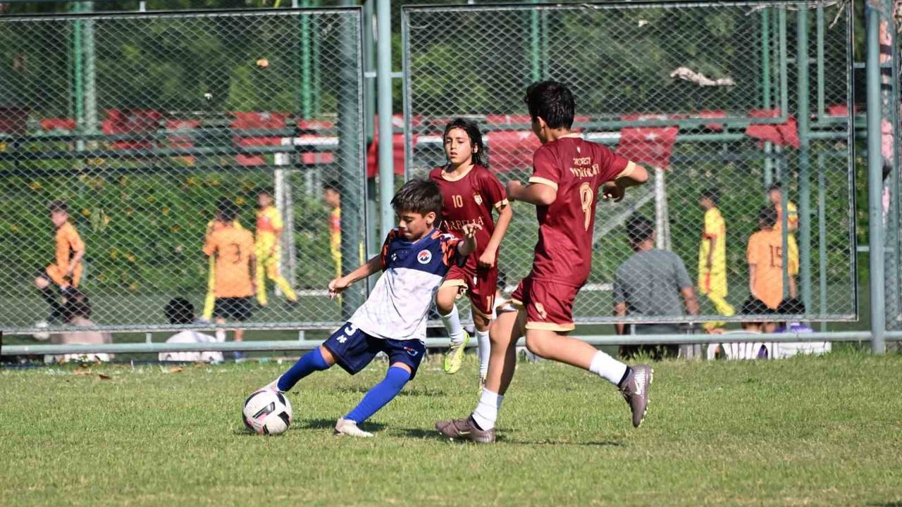 Mersin'de 3 binden fazla çocuk futbol şöleninde buluştu
