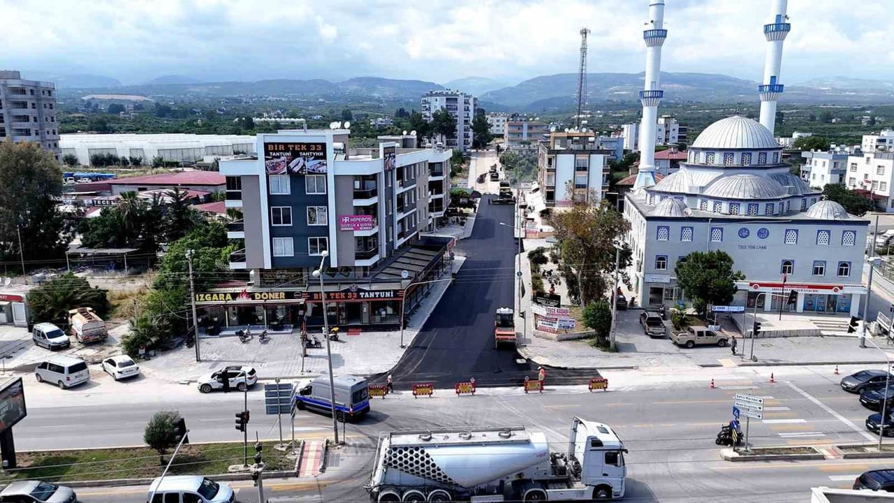 Mersin’de bozulan yollar Mezitli ve Toroslar’da sıcak asfaltla yenilendi