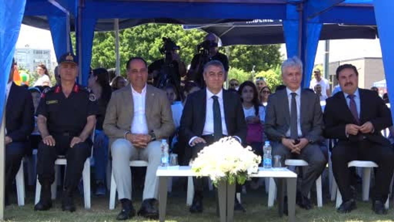 Mersin’de Çevre Haftası: Öğrenciler Atıklardan Tasarladıkları Kıyafetlerle Defile Yaptı