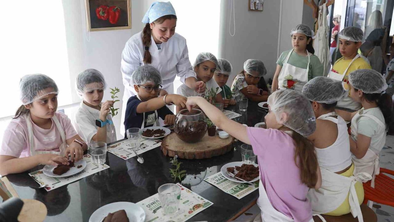 Mersin'de Çocuklar Geri Dönüşüm Malzemelerini Sanata Dönüştürdü