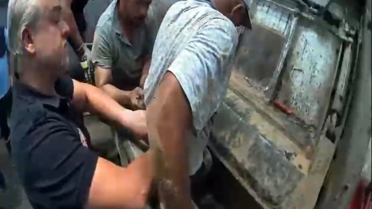 Mersin'de çöp kamyonunun hidrolik bölümüne sıkışan işçi kurtarıldı