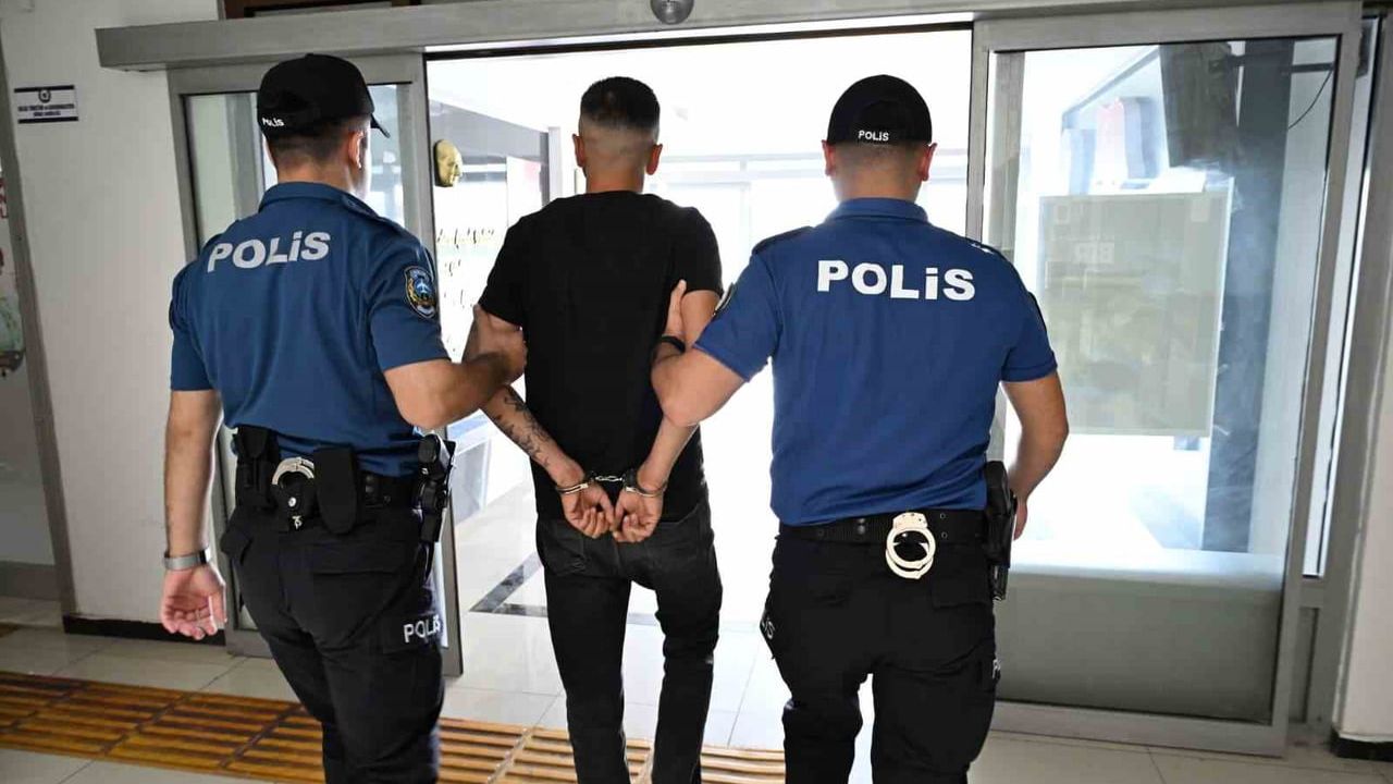 Mersin'de Çukurova Havalimanı'nda kırmızı bültenle aranan hükümlü yakalandı