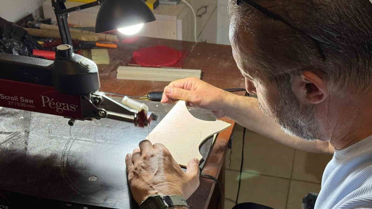 Mersin'de emekli jandarmanın 12 yıllık naht yolculuğu: Ahşabı kültürel mirasa dönüştürüyor