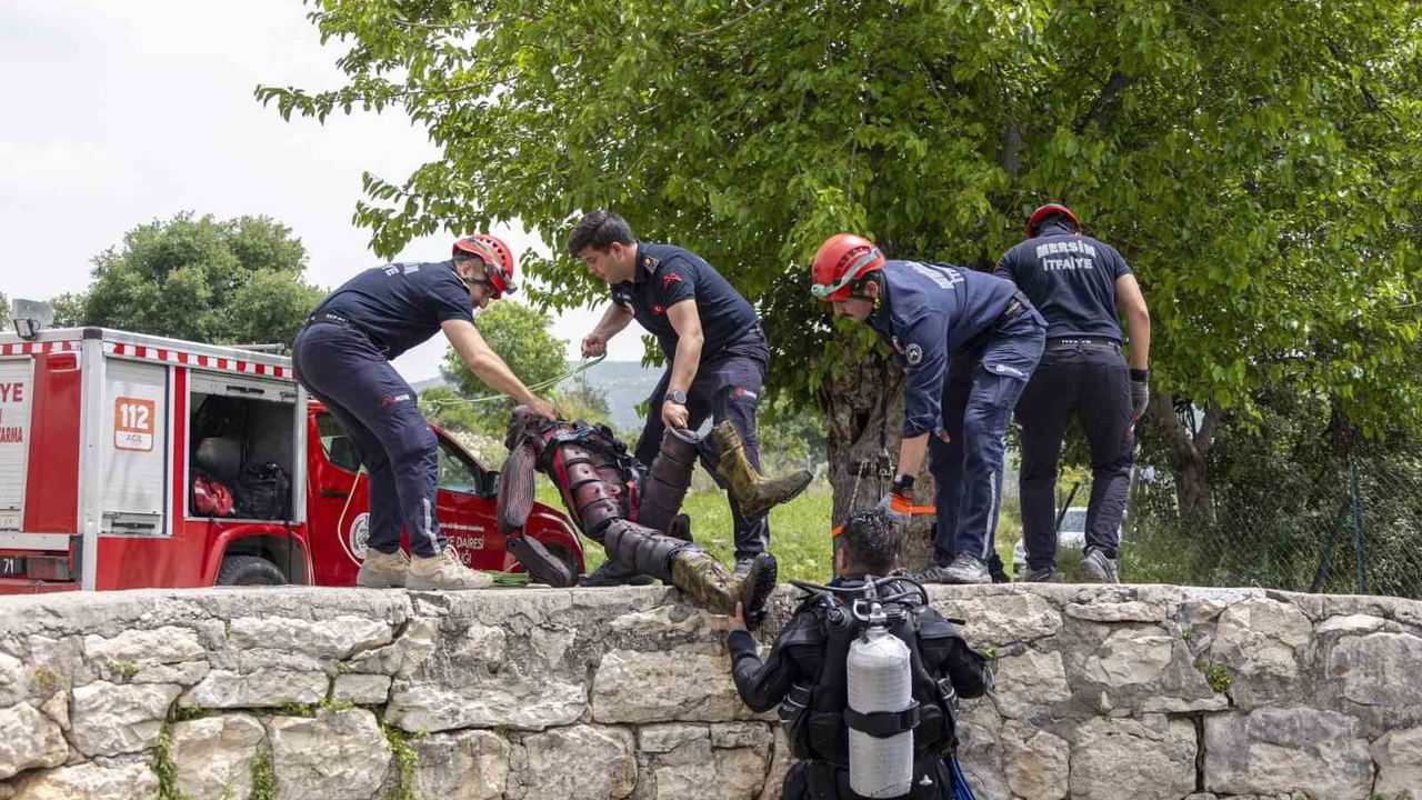 Mersin'de İtfaiye Su Altı ve Su Üstü Ekiplerinden Kuyu Kurtarma Tatbikatı