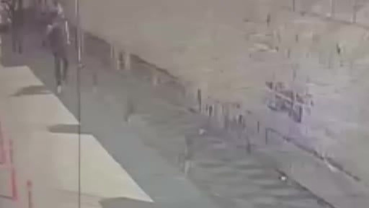 Mersin'de kasklı şüpheliler spreyle 250 bin dolar olduğu iddia edilen çantayı gasp etti