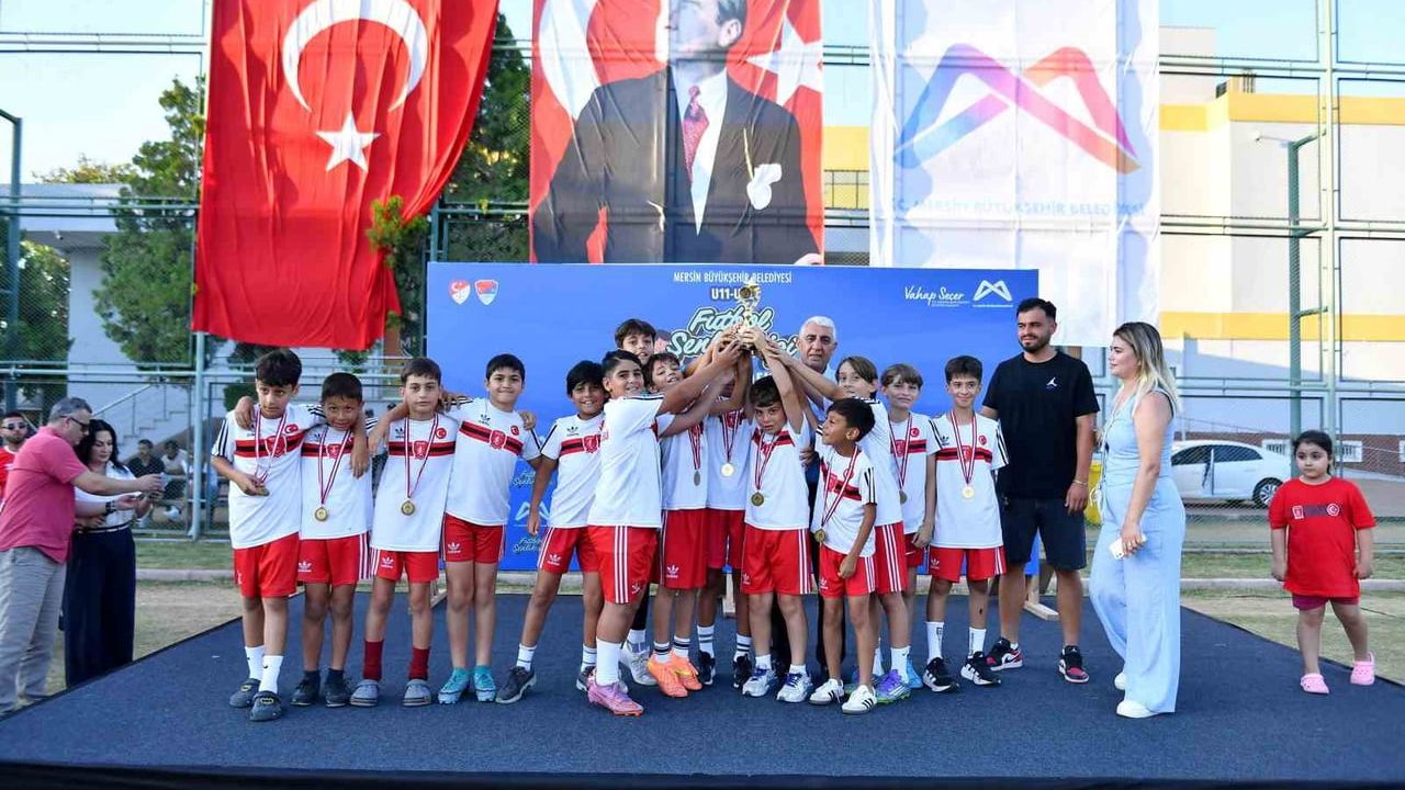 Mersin’de minik futbolcuların şenlik heyecanı sona erdi