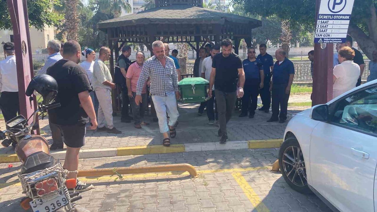 Mersin'de parkta ölü kişi bulundu; savcılık inceleme başlattı