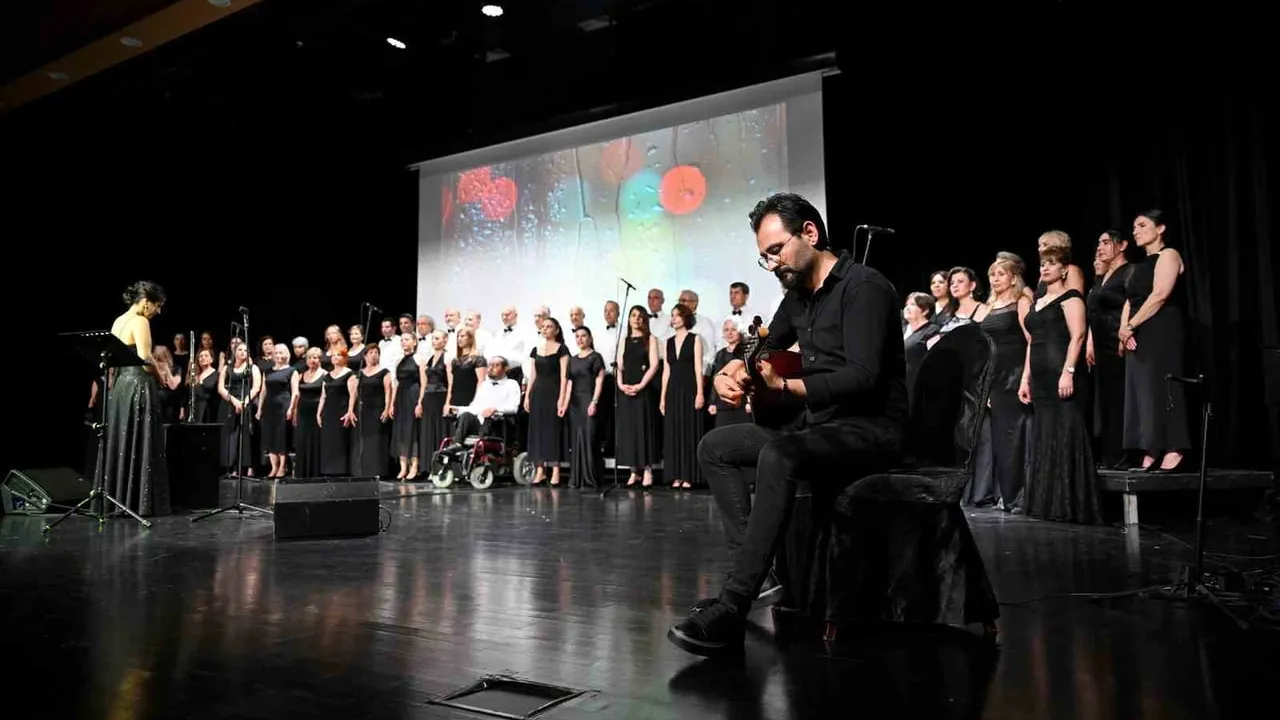 Mersin'de sivil toplumun sesi korosu yıl sonu konserinde sahne aldı