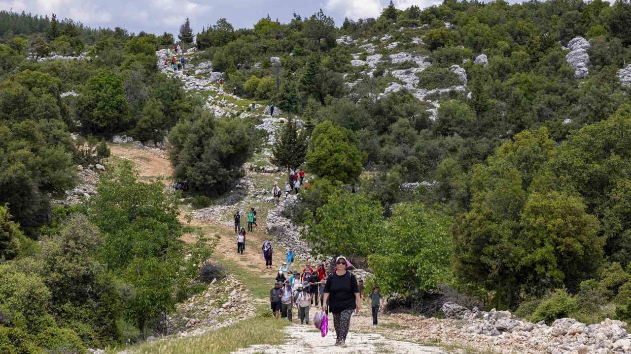 Mersin'de Tarihi Kilikya Yolunun 10. Etabı: Uzuncaburç–Sumakalanı'nda 90 Doğasever 6,5 km Yürüdü