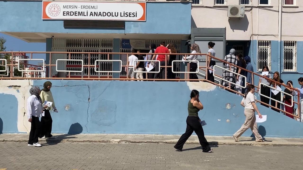 Mersin’de YKS heyecanı: sınava saniyelerle yetiştiler