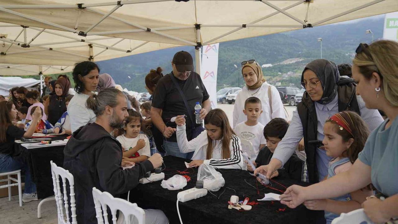 Mersin'den Artvin'e bilim köprüsü: çocuklar atölyelerde eğlenerek öğrendi