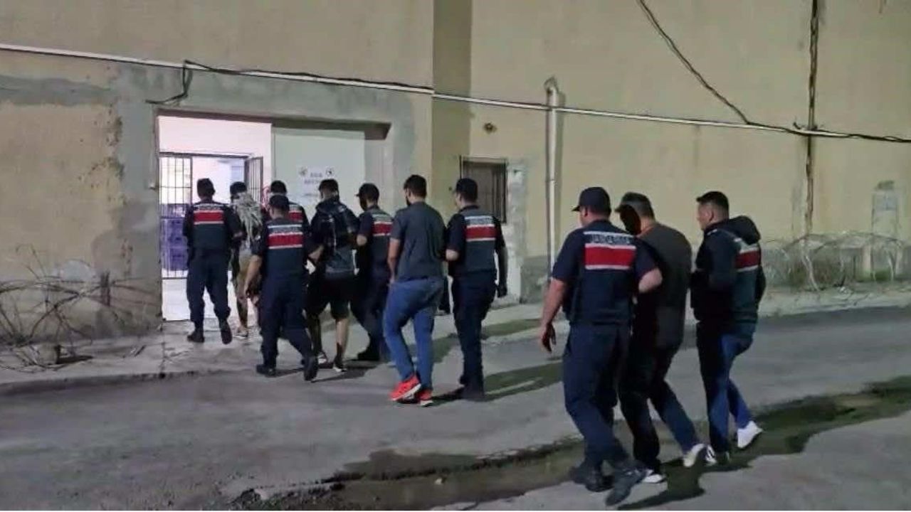 Mersin'den gelerek İmranlı'da otodan hırsızlık yapan 5 şüpheli tutuklandı