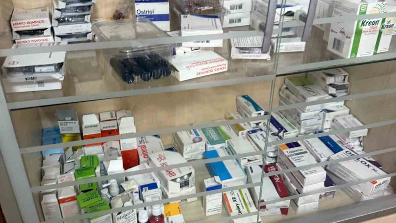 Mersin Erdemli'de sahte doktor operasyonu: Evde ultrason cihazı ve 20 koli ilaç ele geçirildi