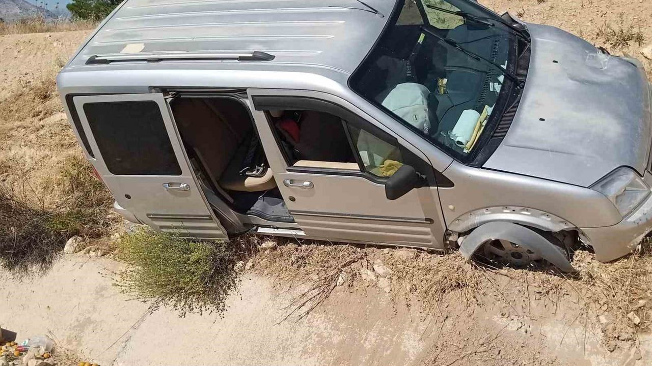 Mersin'in Mut ilçesinde levhaya çarpıp yoldan çıkan araçtaki 5 kişi yara almadan kurtuldu