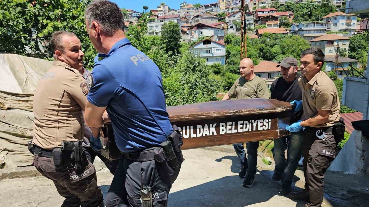 Mesaisine gitmeyen sağlık çalışanı evinde ölü bulundu