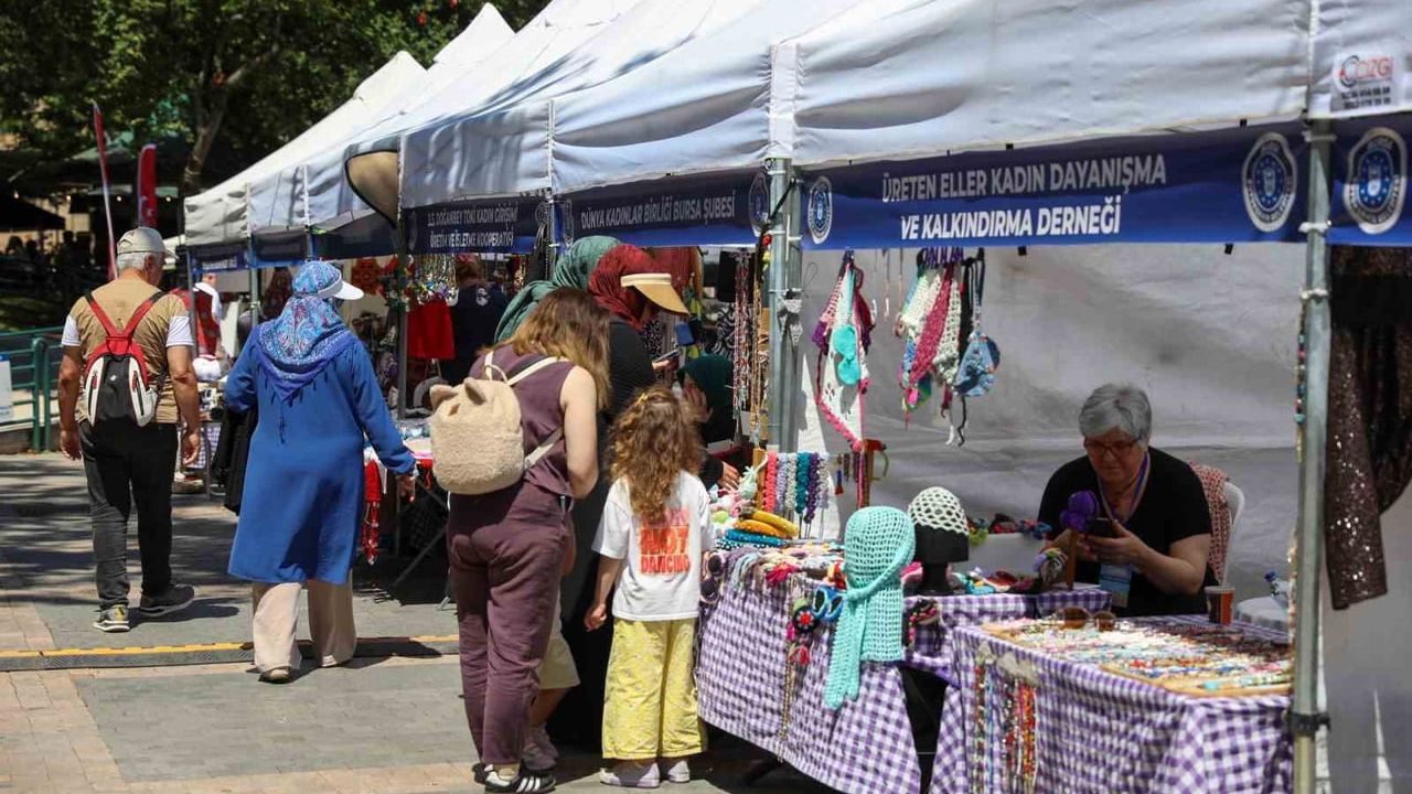 Meydan kadınların dayanışma pazarı Bursa'da yoğun ilgi gördü
