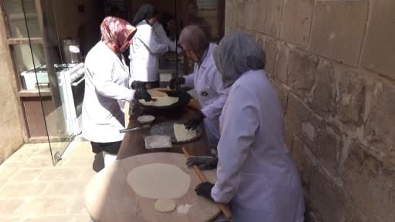 Midyat'ta kadın girişimciler el emekleriyle yöresel ürünleri tanıtıyor