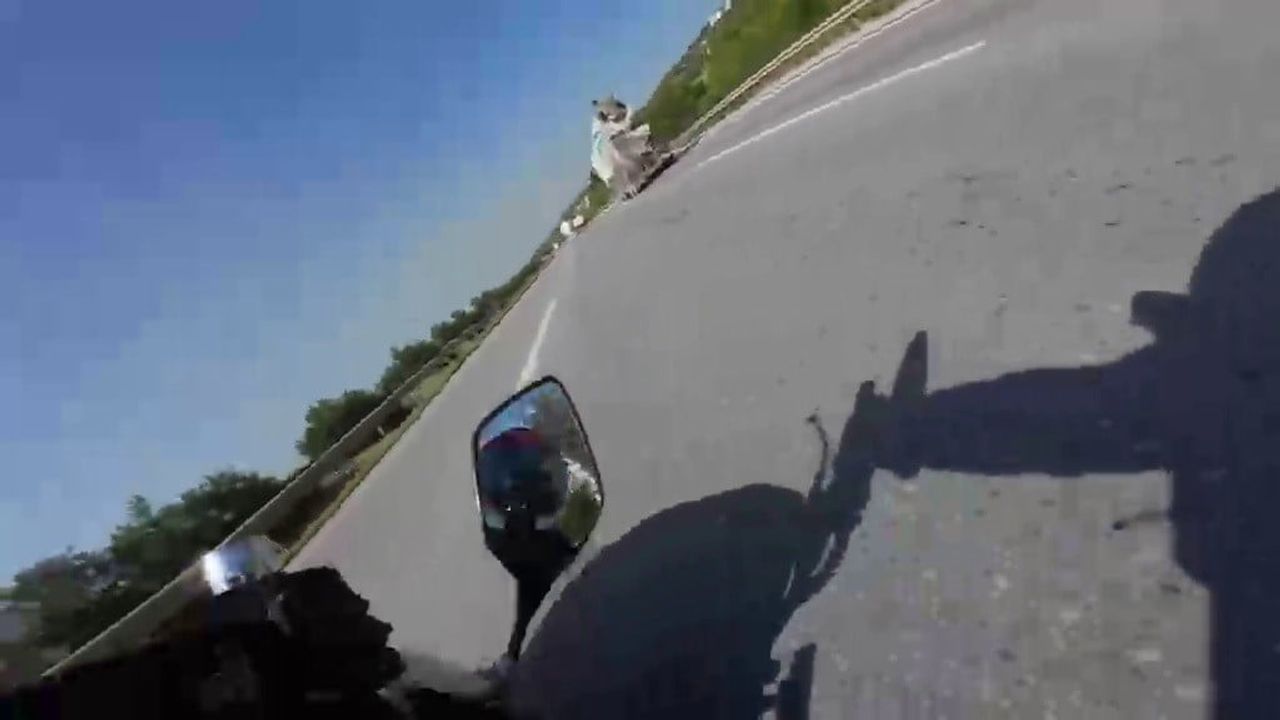 Mikserden düşen malzeme motosiklet sürücüsünü ölümle burun buruna getirdi