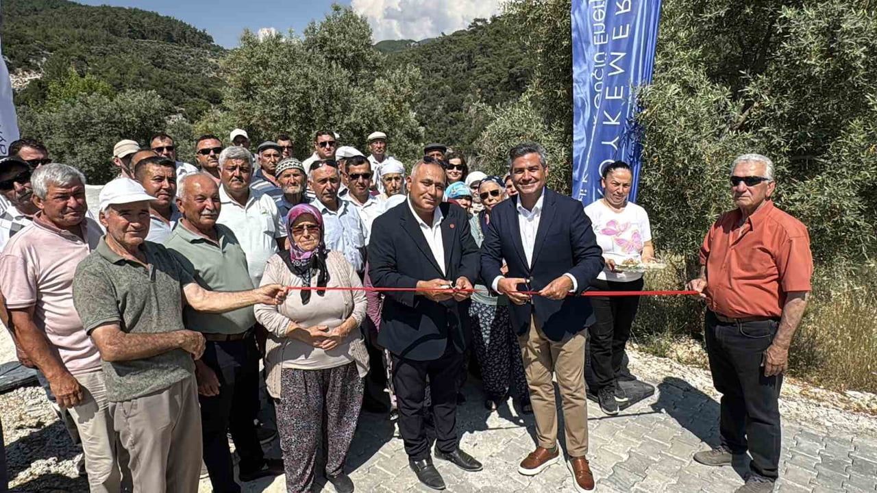 Milas Karacaağaç'ta 2 kilometrelik parke yol tamamlandı; muhtarlar üretimin önemini vurguladı