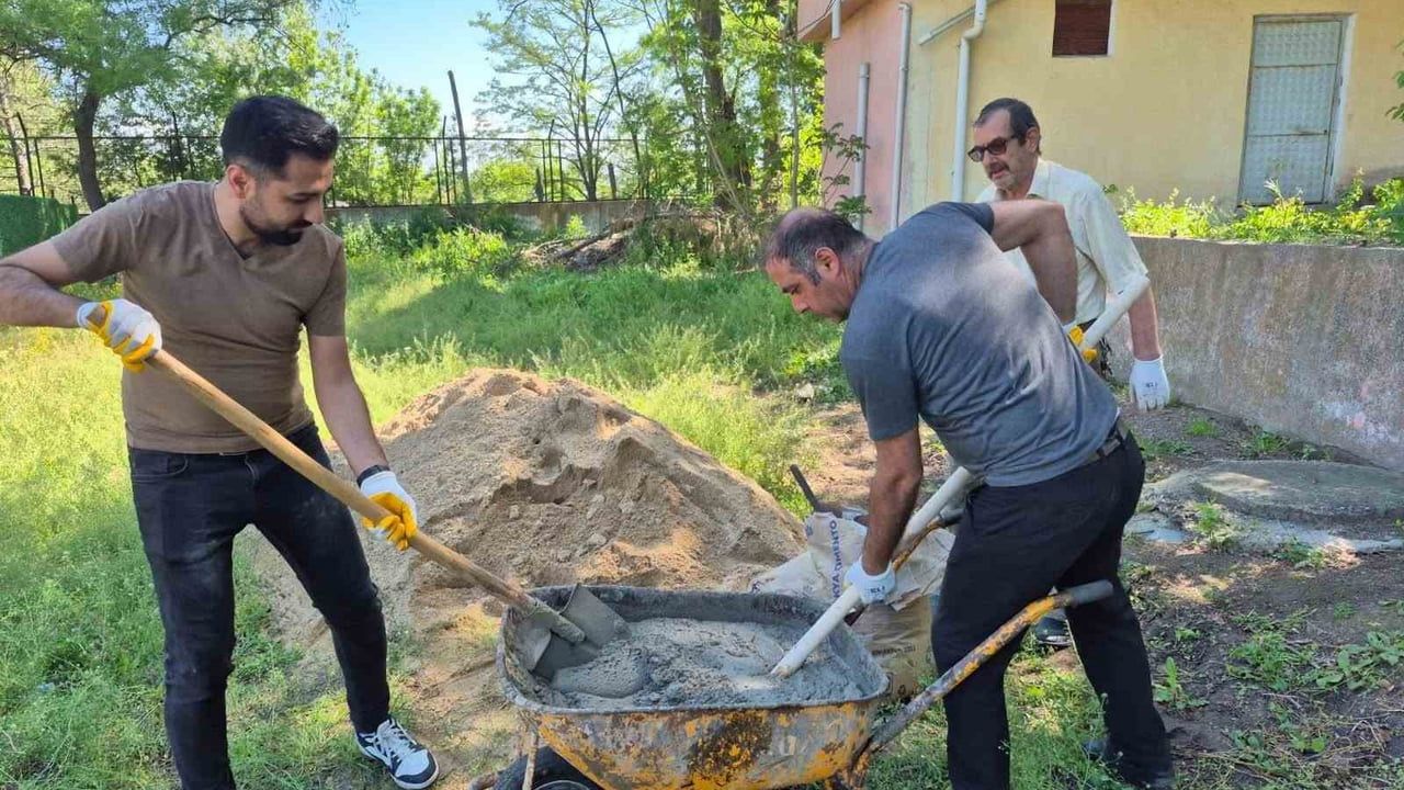 Milli Eğitim şube müdürü İsmail Yıldırım, okulun boya ve tadilatını bizzat yaptı