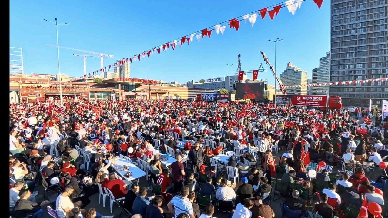 Milli heyecan sabahın ilk ışıklarıyla Esenyurt'ta dev ekranda buluştu