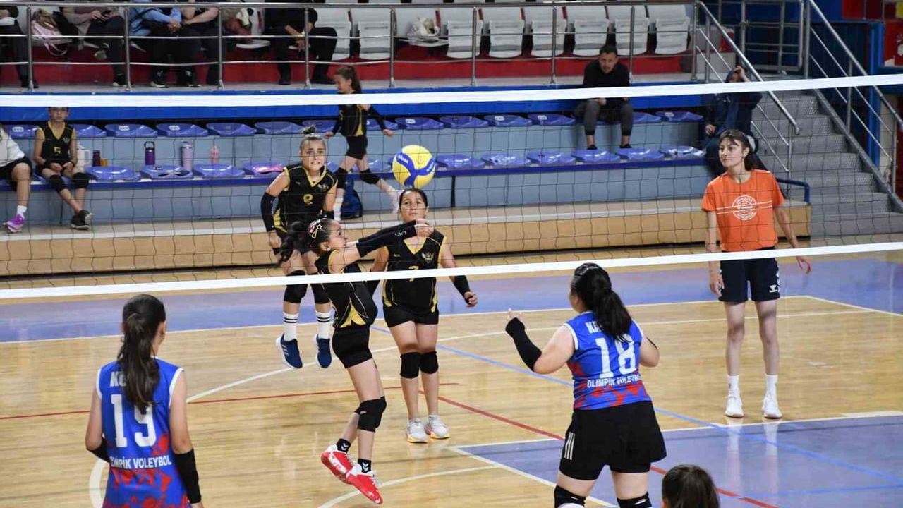 Mini kızlar voleybol müsabakaları sona erdi