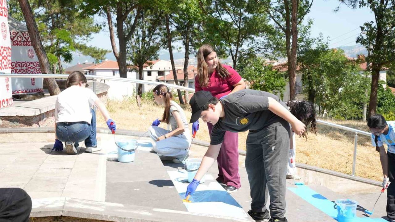 Minik ellerden Babasultan Parkı’na renkli dokunuş