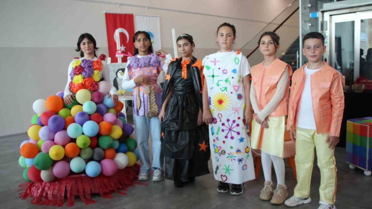 Minik öğrenciler atıkları kıyafete ve sanat eserine dönüştürüp sergiledi