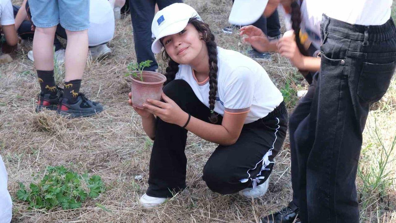 Minik öğrenciler fide dikerek doğa bilinci kazandı