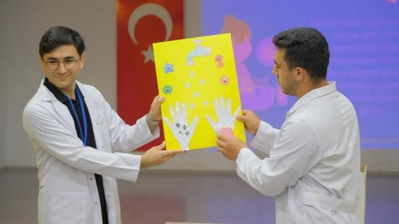 Minik öğrencilere bireysel hijyen eğitimi