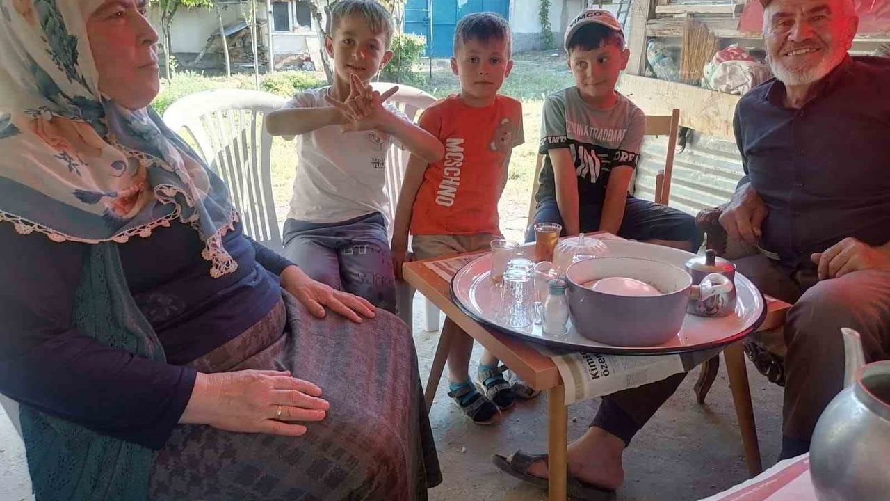Miniklerden vefa ziyareti Eskişehir'in Kayakent mahallesinde nesiller arası dayanışma