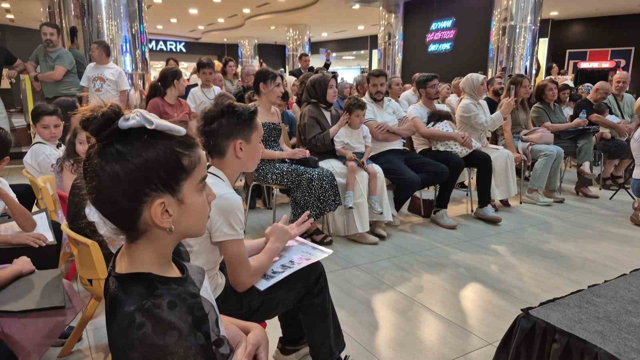 Miniklerin piyano resitali takdir topladı