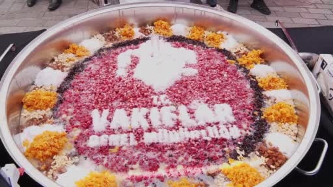 Mısır Çarşısı'nda 20 bin kişilik aşure ikramı