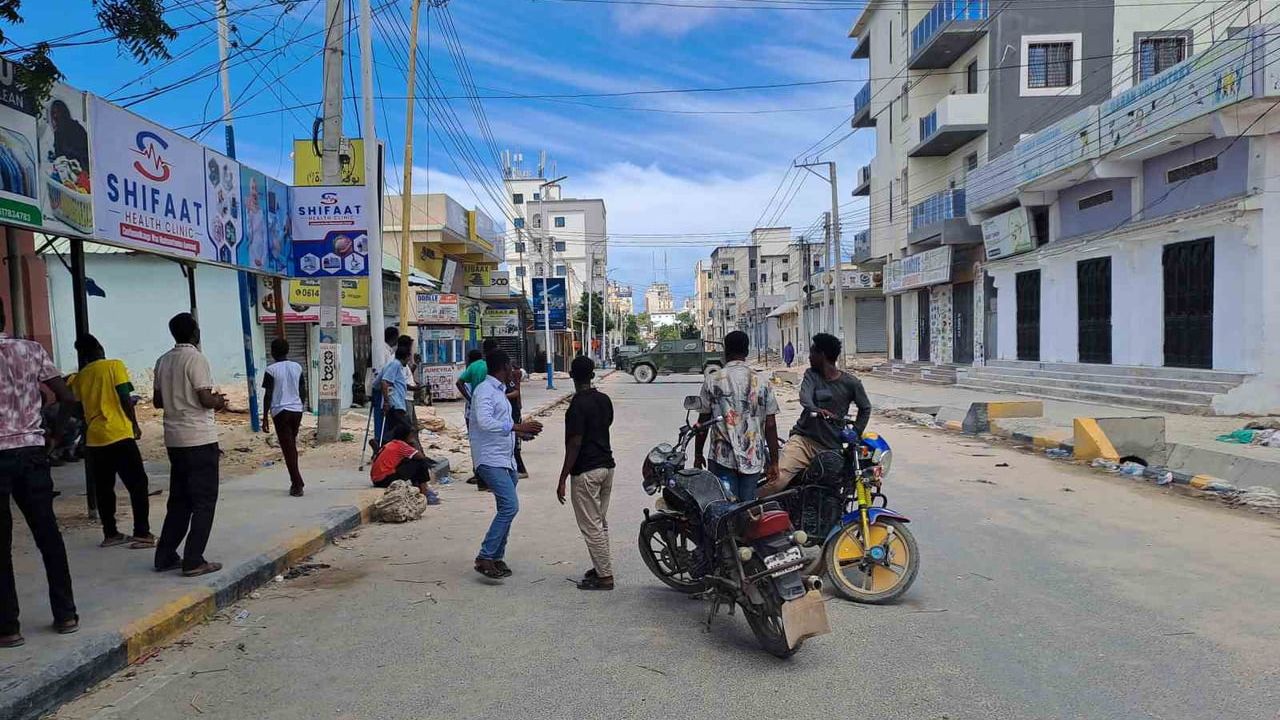 Mogadişu'da Güvenlik Güçleri ile Muhalif Milisler Arasında Çatışma: Evlerde Hasar, Siviller Tahliye Edildi