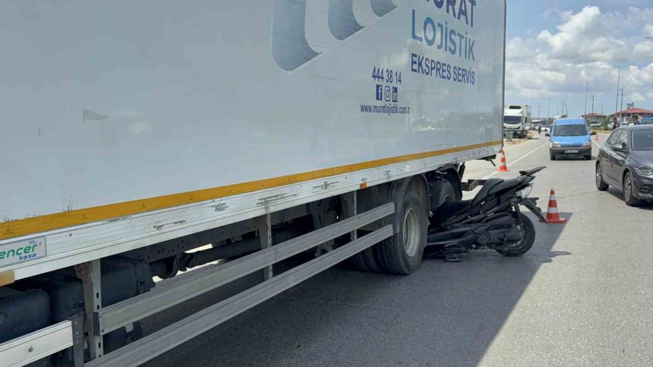 Motosiklet kamyonun tekerleri arasına saplandı: emekli komiser yardımcısı hayatını kaybetti
