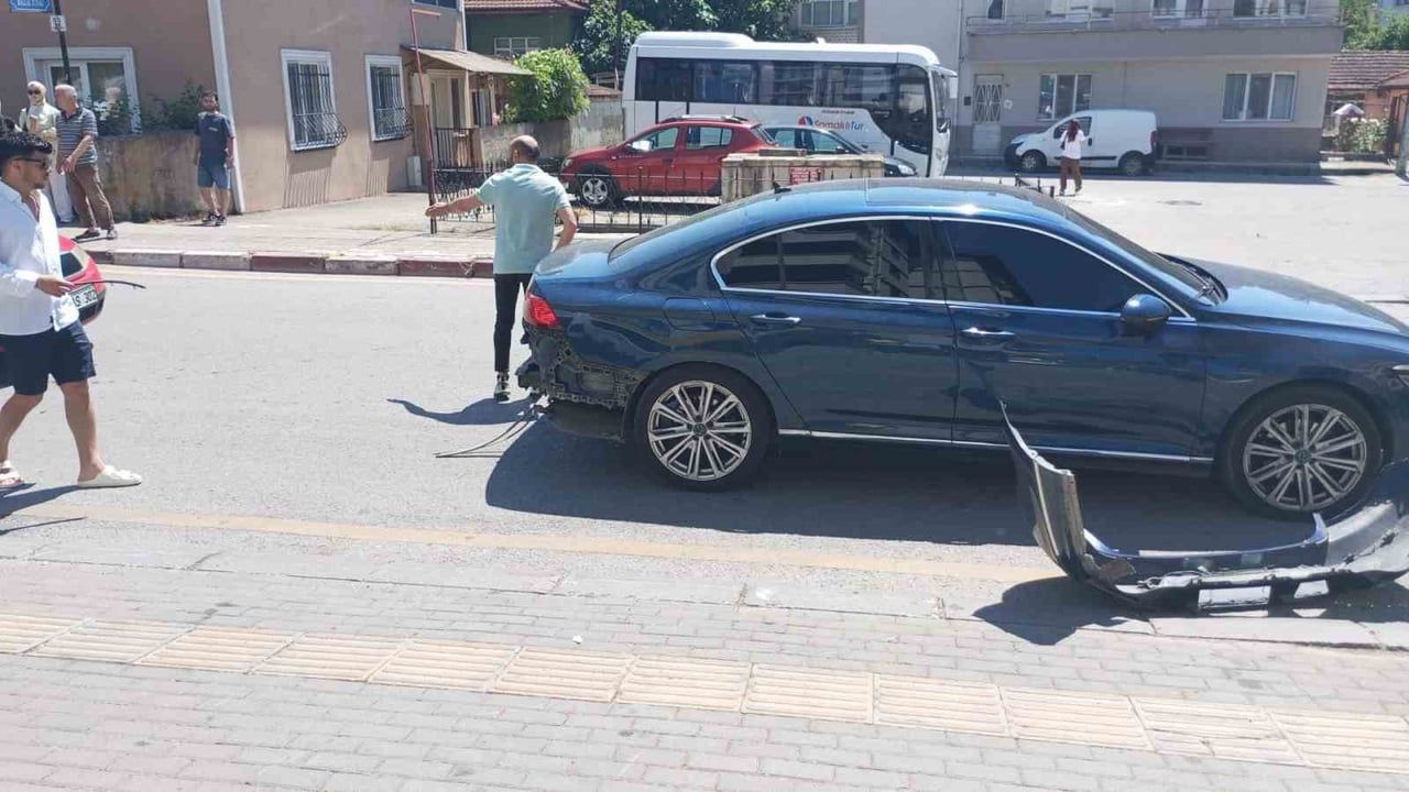Motosiklet otomobile çarptı: 1 yaralı