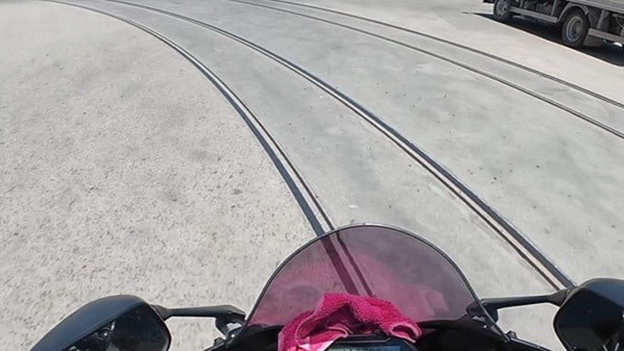 Motosiklet sürücüsü kamyona çarpmanın eşiğinden döndü