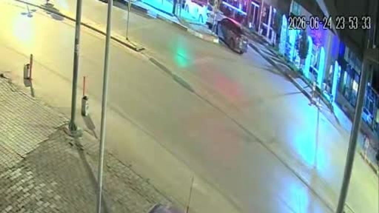 Motosiklet sürücüsünün ölümden döndüğü kaza kamerada