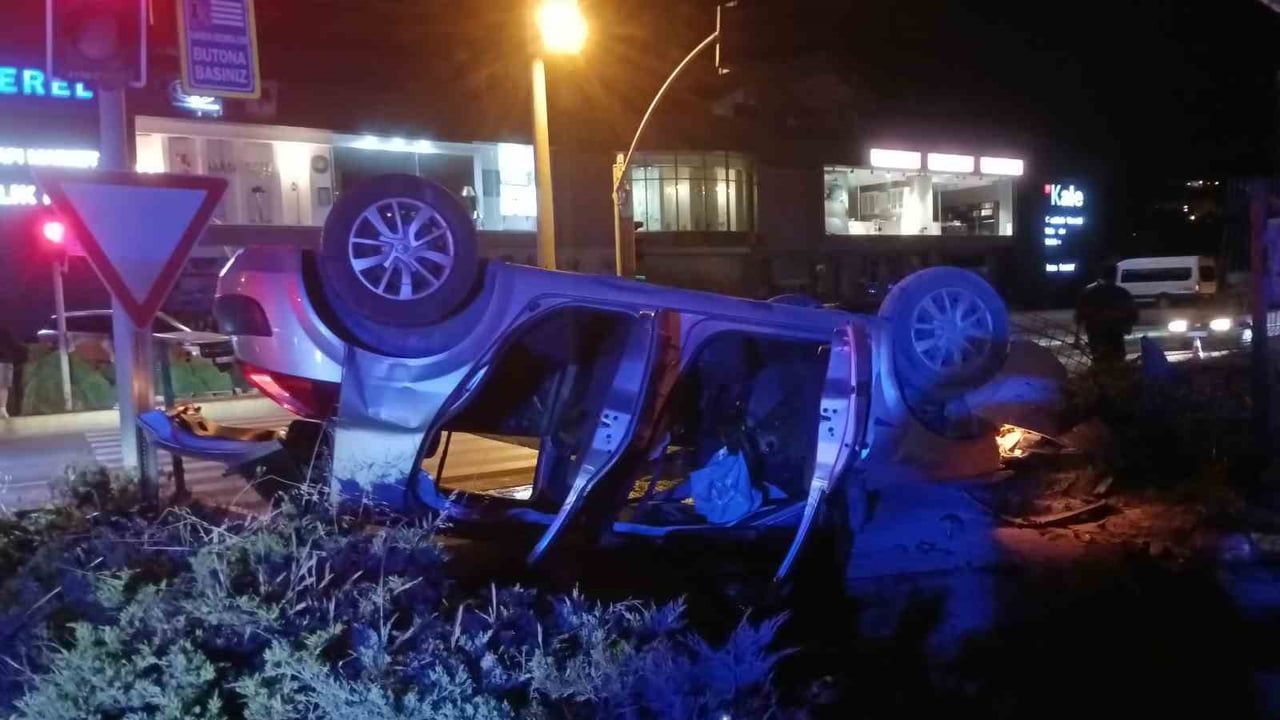 Motosikletle çarpışan otomobil takla atarak ters döndü: 1'i ağır 4 yaralı
