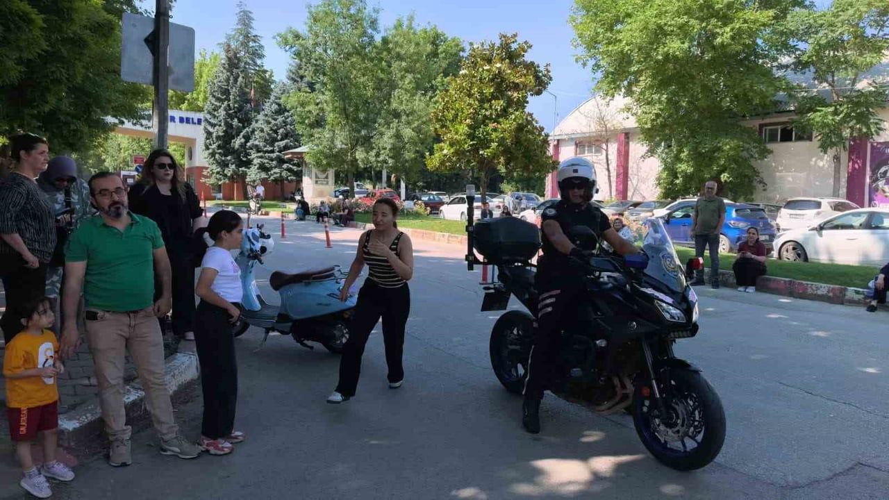 Motosikletli polis öğrenciyi sınava 1 dakika kala yetiştirdi