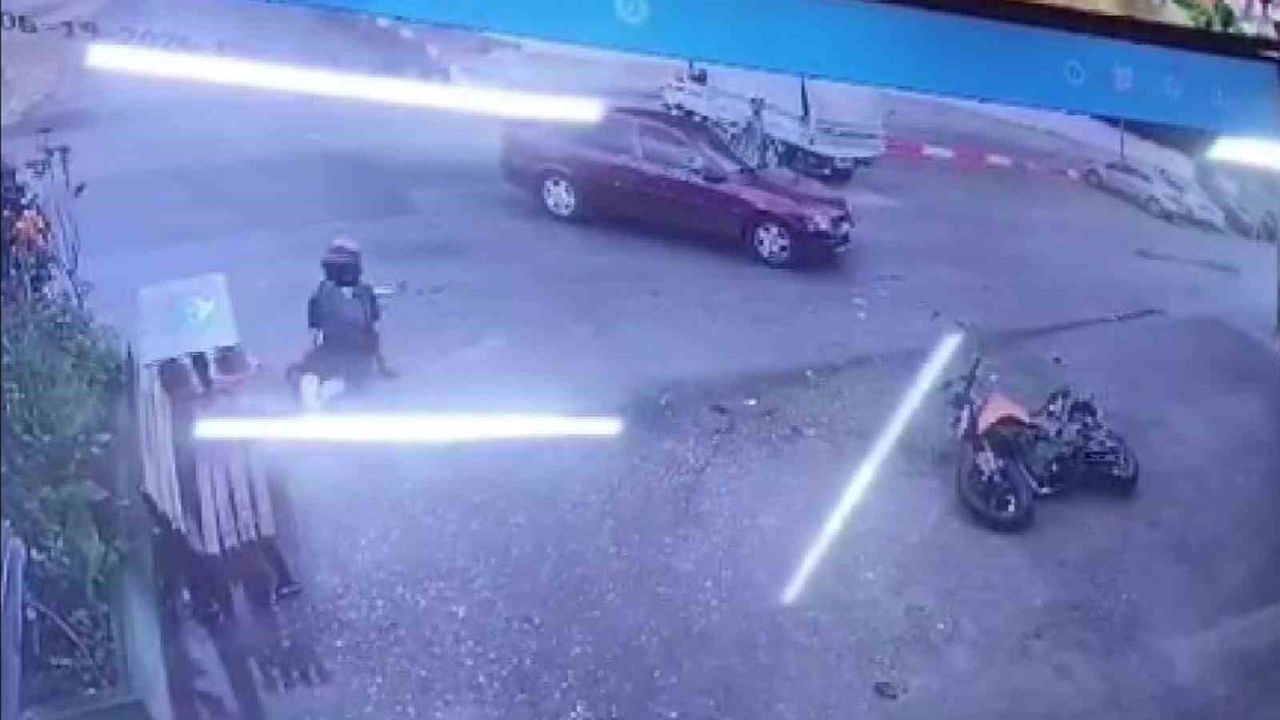 Motosikletlinin ölümden döndüğü kaza kamerada