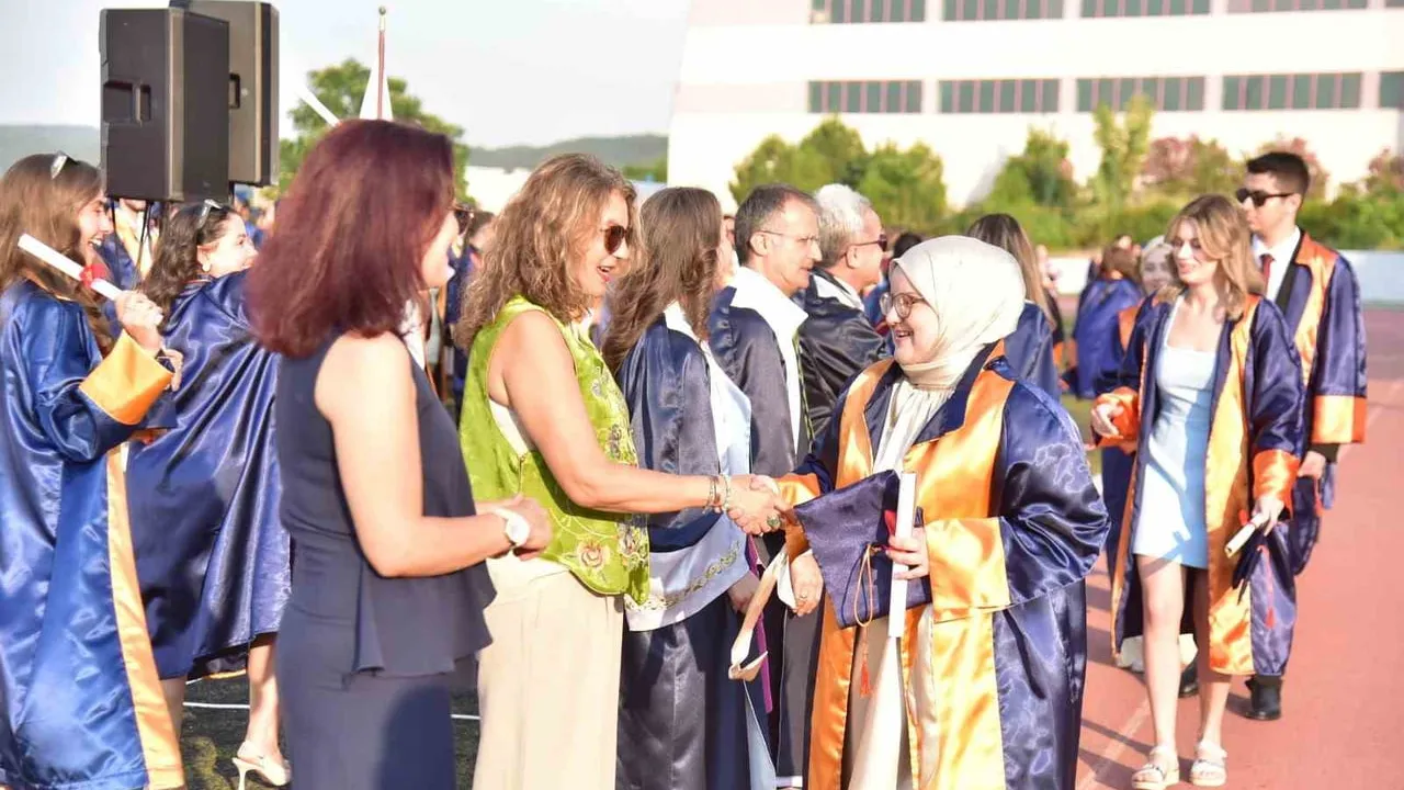 MSKÜ Sağlık Bilimleri Fakültesi 2025-2026 Mezunları Diplomalarını Alarak Sağlık Sektörüne Adım Attı