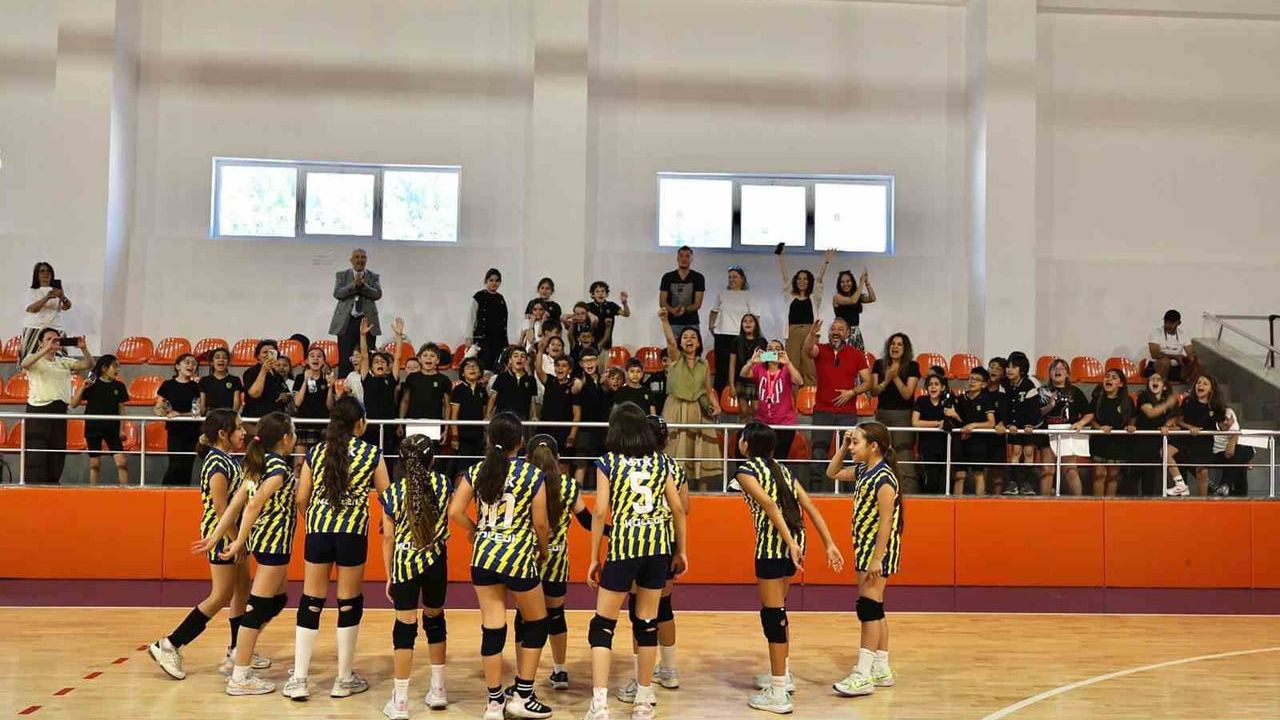 MTK Koleji'nin Spor Yatırımları Meyvesini Verdi: Minik Kız Voleybol Takımı İl Şampiyonu