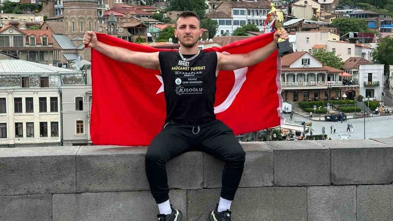 Mücahit Turgut kaburgasında çatlak olmasına rağmen namağlup rakibini nakavt ederek şampiyon oldu