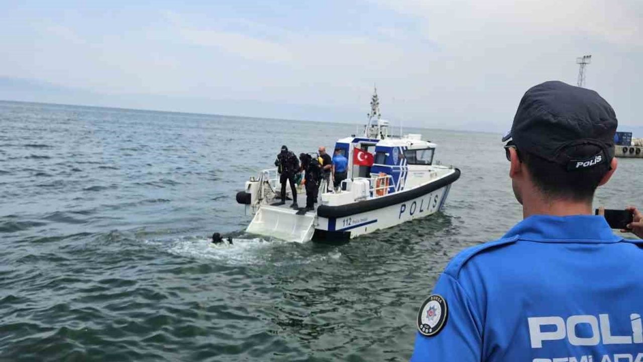 Mudanya'da polis dalgıçlar Çevre Haftası kapsamında deniz dibini temizledi