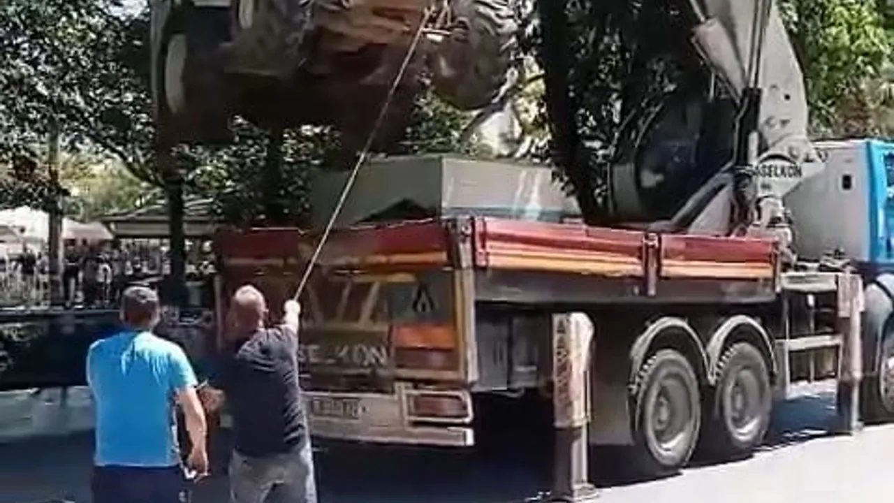 Mudanya'da vinç araç üzerine devrildi, kepçe dereye uçtu