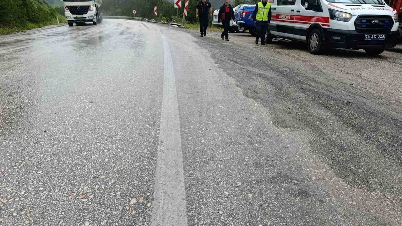 Mudurnu'da virajı alamayan hafif ticari araç şarampole çıktı: 3 yaralı