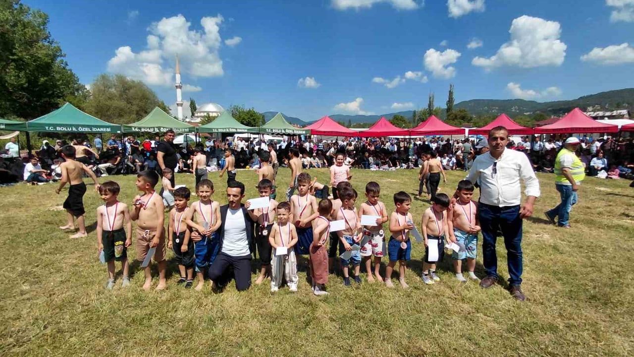 Mudurnu Yazılar Köyü'nde Hacet Bayramı başladı — 600 kilogram et dağıtıldı, semazen gösterisi ilgi gördü
