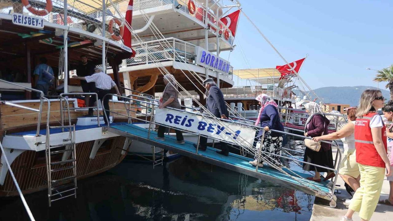 Muğla Büyükşehir Belediyesi şehit aileleri ve gaziler için tekne turu düzenledi