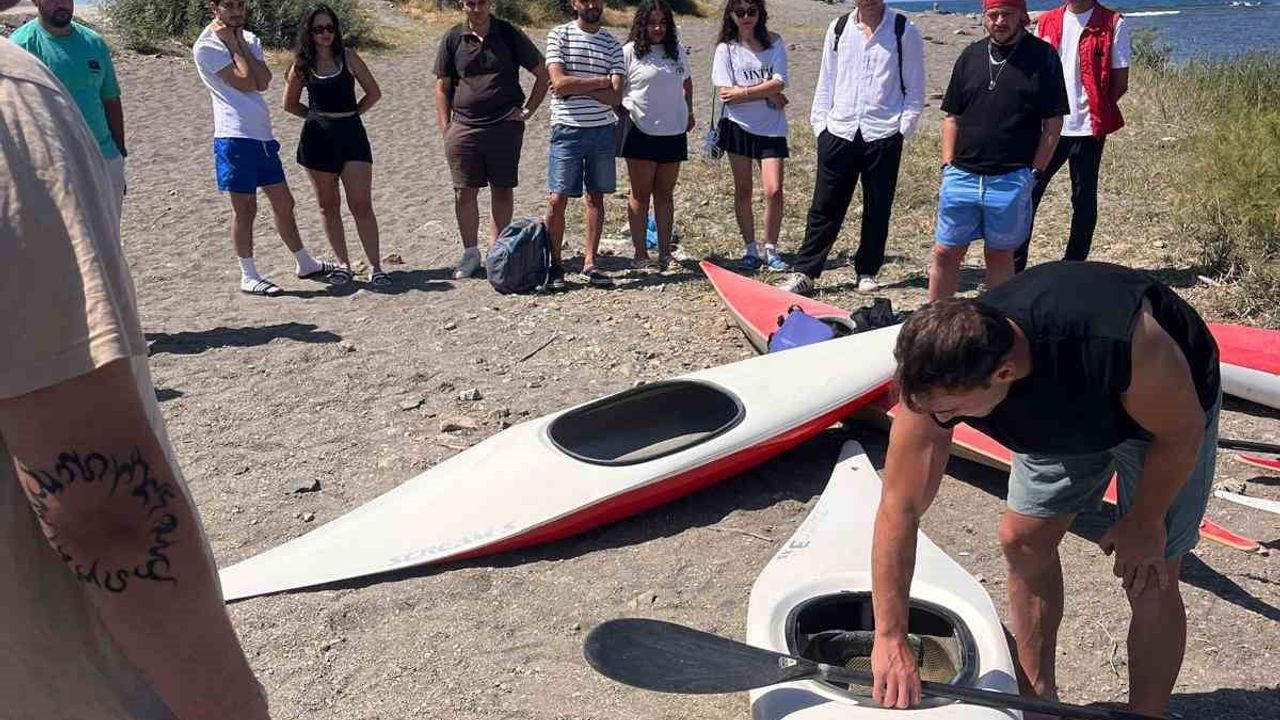 Muğla'da gençler doğa ve spor için kürek çekti